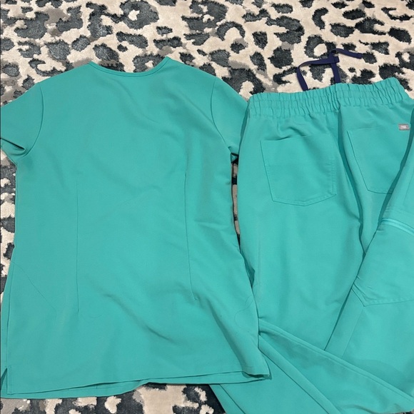 Figs Surgical Green Scrub Set - Picture 4 of 8